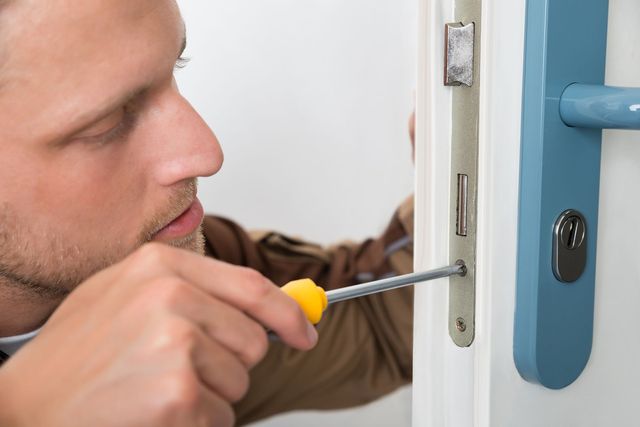 What to consider while selecting the qualified locksmith services